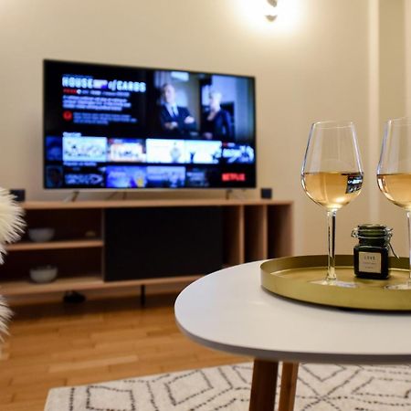 City Living At Its Best - Spacious 2 Bedroom Apartment On Calea Victoriei Bucharest Exterior photo